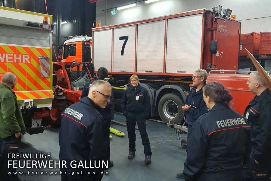 Besuch der Flughafenfeuerwehr des BER